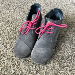 Sz 7 TOMs Gray Grey Suede Wedges Pink laces
